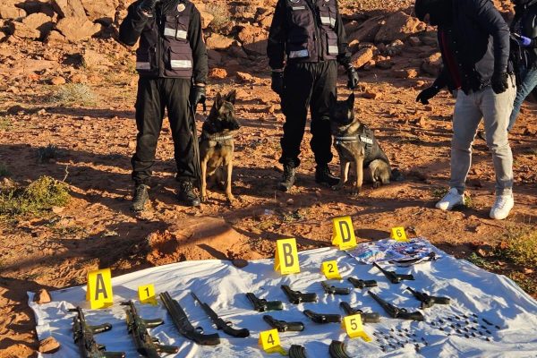 تفكيك خلية إرهابية مرتبطة بتنظيم داعش: العثور على أسلحة وذخيرة مدفونة في منطقة جبلية بإقليم الرشيدية