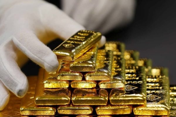 أسعار الذهب تشهد تراجعًا طفيفًا مع تطبيق الرسوم الجمركية الأمريكية الجديدة
