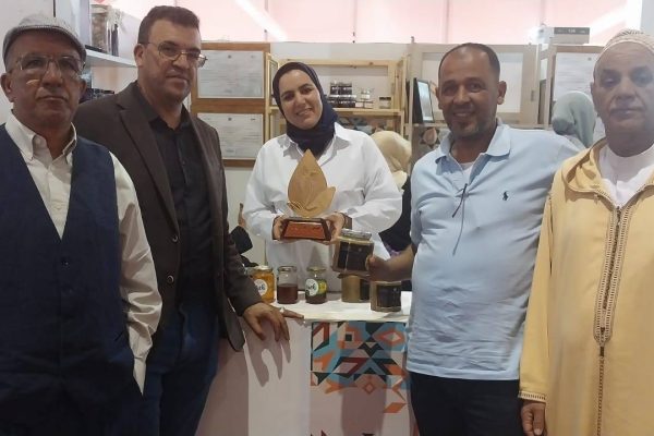 رئيس جماعة أرازان يزور أروقة المعرض الدولي للفلاحة بمكناس دعماً للتعاونيات المحلية, و السيدة ربيعة مرزوق تفوز بجائزة “الذهب الأحمر”