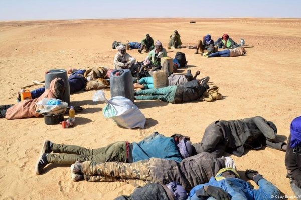 بلاغ حقوقي يكشف فظائع الطرد الجماعي للمهاجرين من الجزائر نحو الصحراء